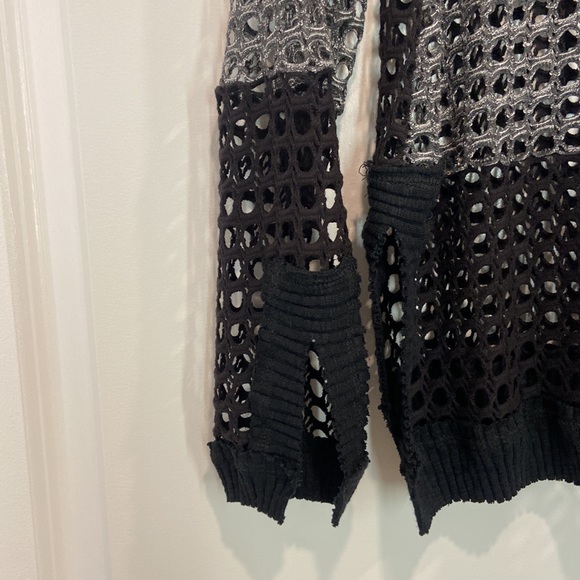 New tags on Pete Collection crochet sweater - Picture 2 of 3